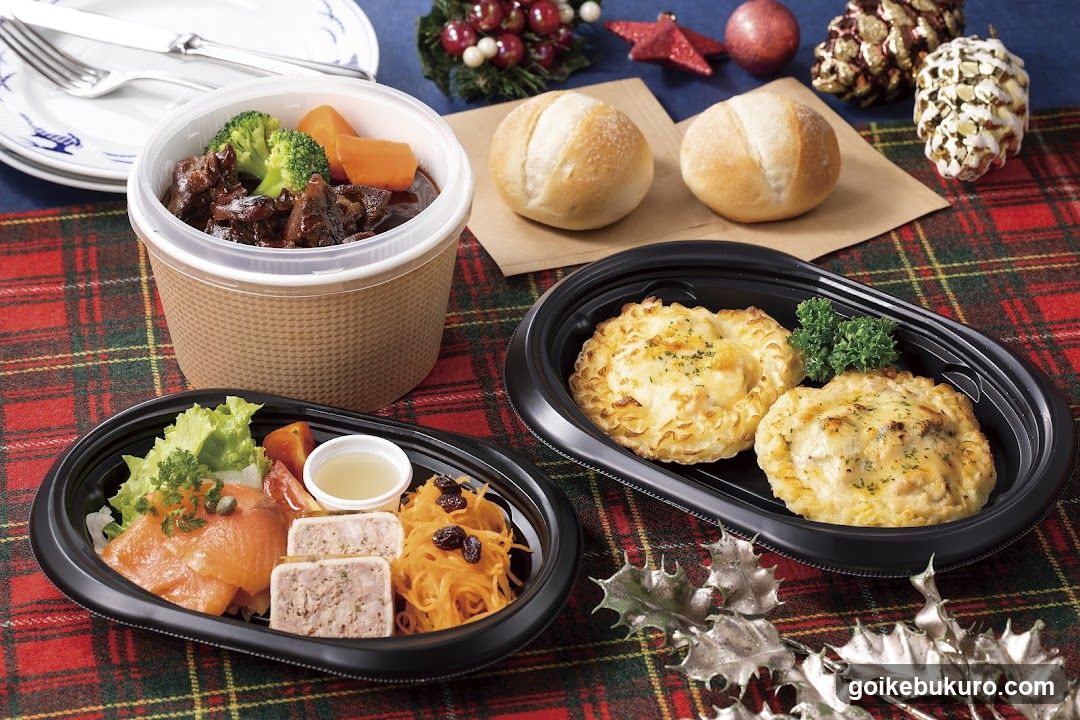 Christmas-Themed Meal Set Display