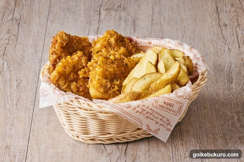 Fried Chicken and Potato Wedges in Basket