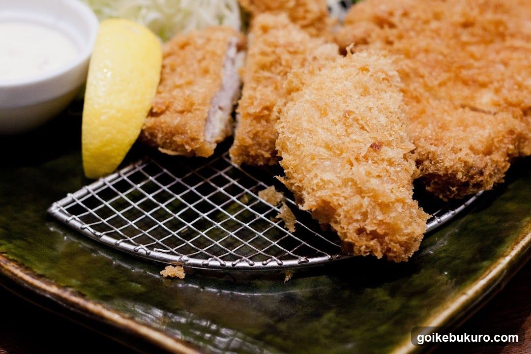 Fried Fish with Lemon and Sauce