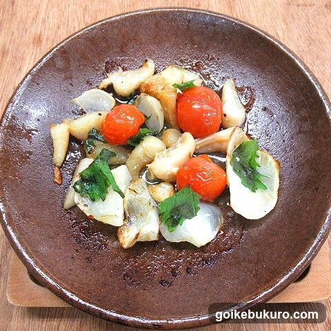 Stir-fried Mushrooms and Tomatoes with Greens