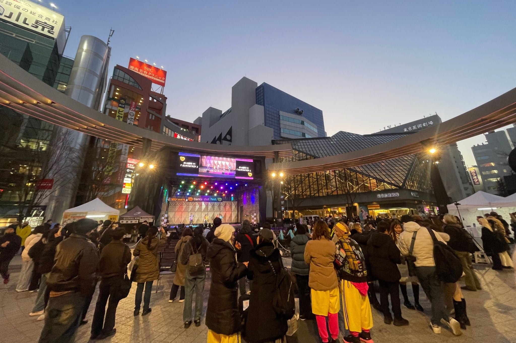 Festival crowd and healthy food trucks at the Dance Diet Fes in Ikebukuro West Gate Park
